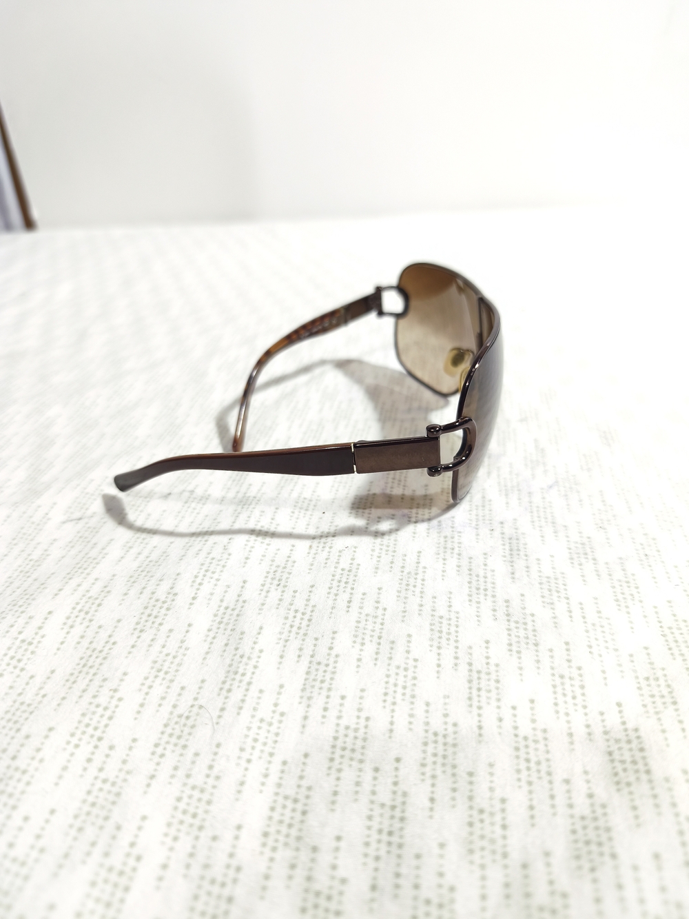 Burberry Vintage Brown Shield Sunglasses for Men - Gradient Brown Lenses - Picture 5 of 12